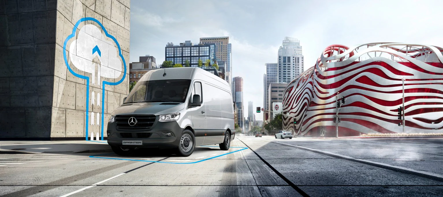 Sprinter Furgão Vidrado| Mercedes-Benz Vans Um Sprinter Furgão em uma rua na cidade.