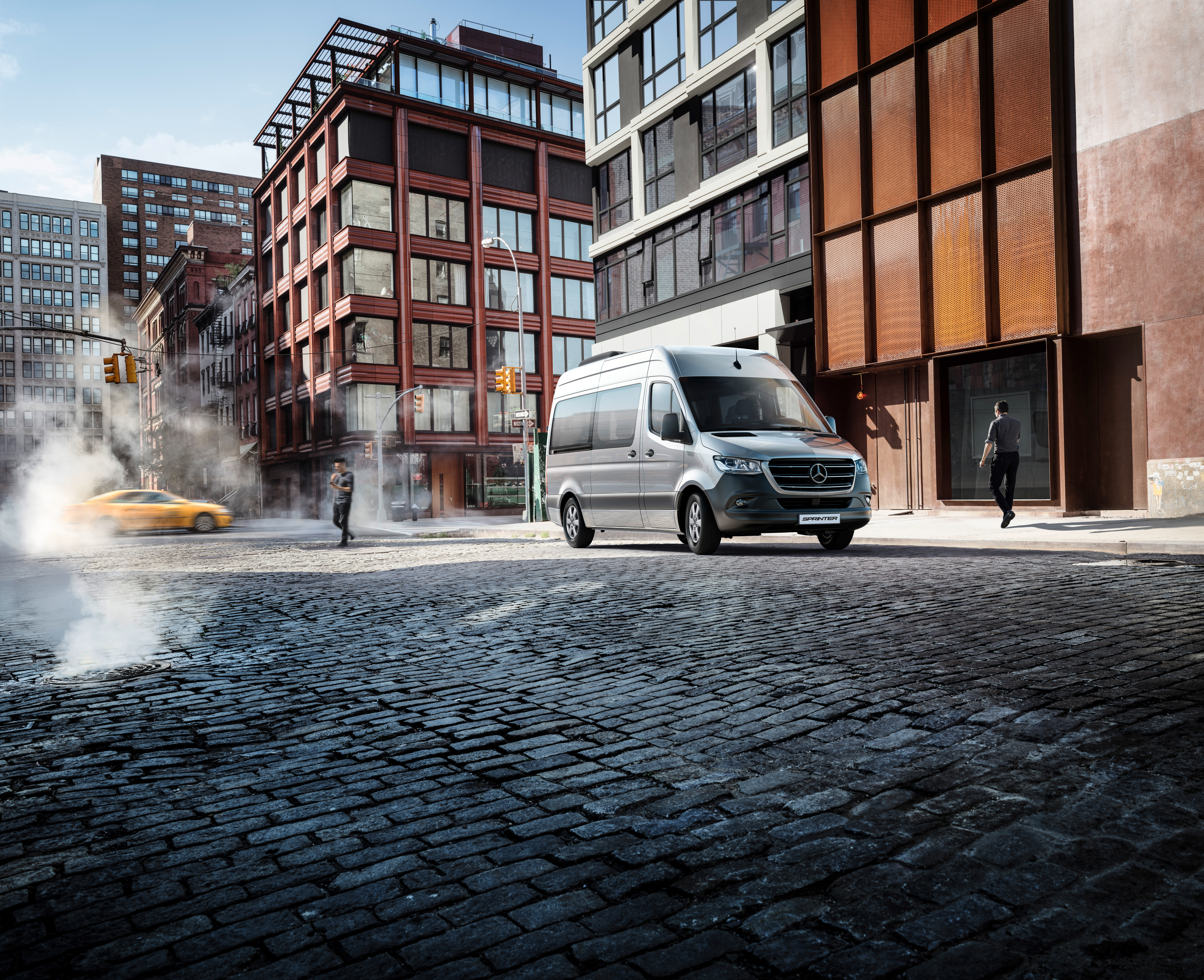 Sprinter Van | Mercedes-Benz Vans Uma Sprinter Van em uma rua na cidade.