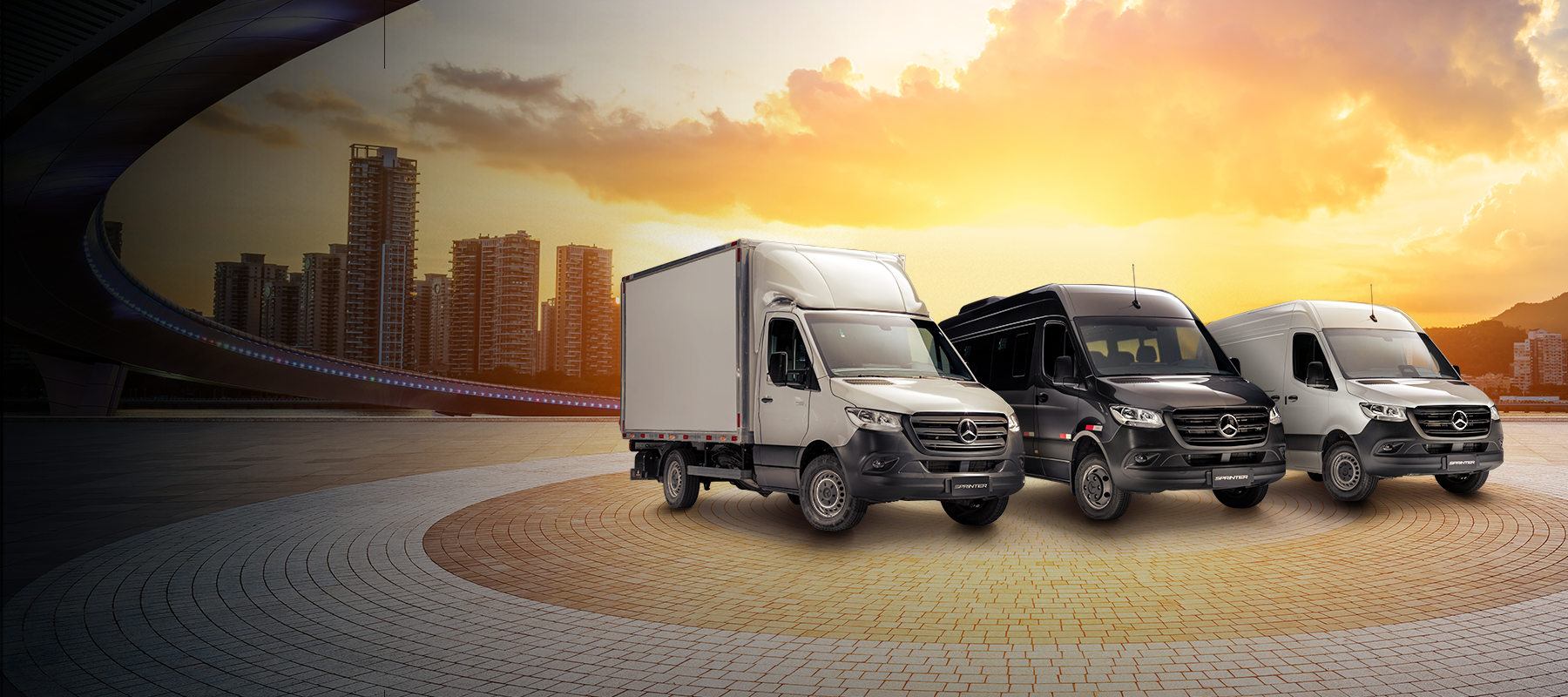 Condições especiais | Mercedes-Benz Vans Três modelos Mercedes-Benz Sprinter em um ambiente externo.