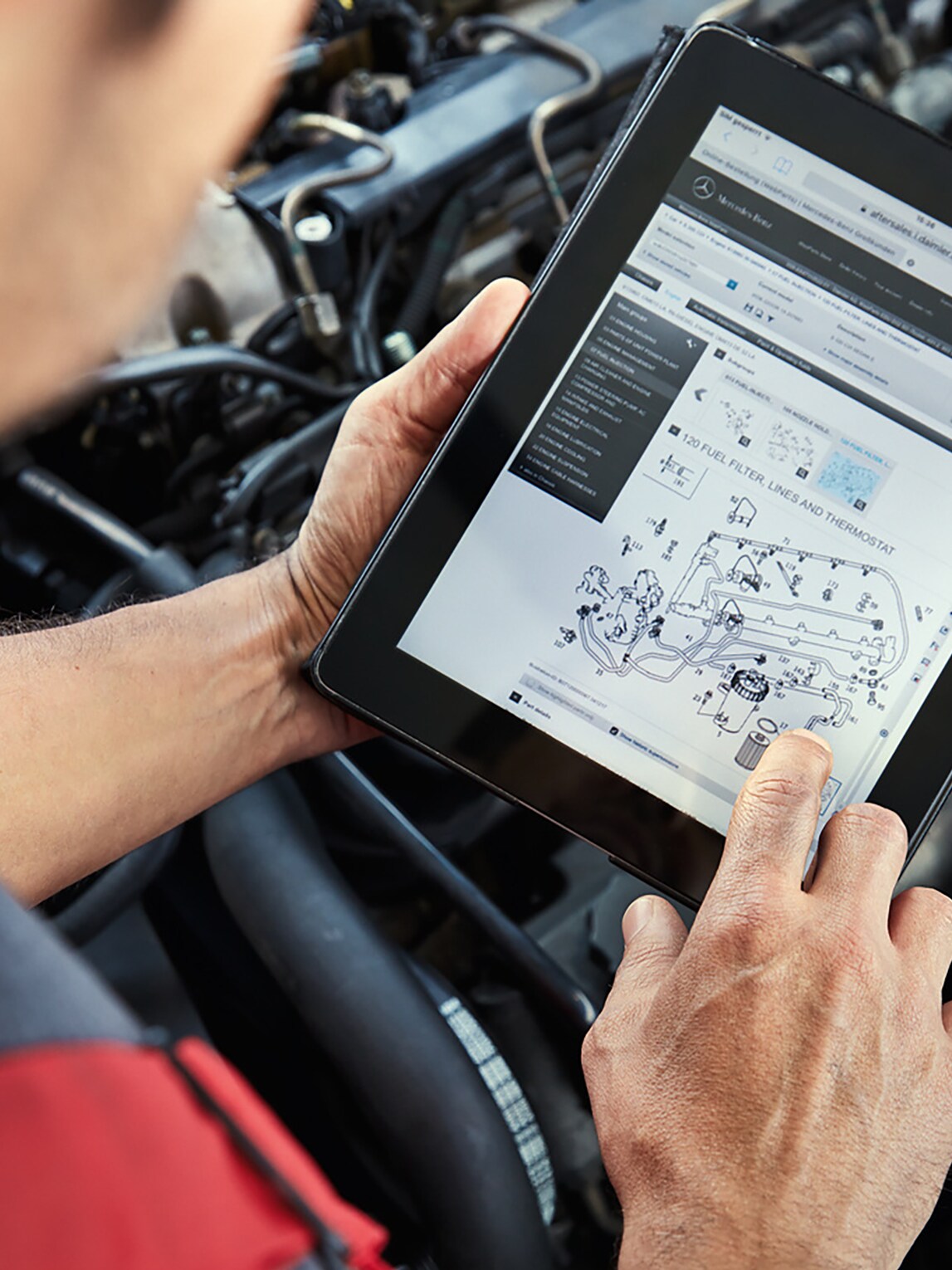 Um especialista da Mercedes-Benz realizando a manutenção em um automóvel.