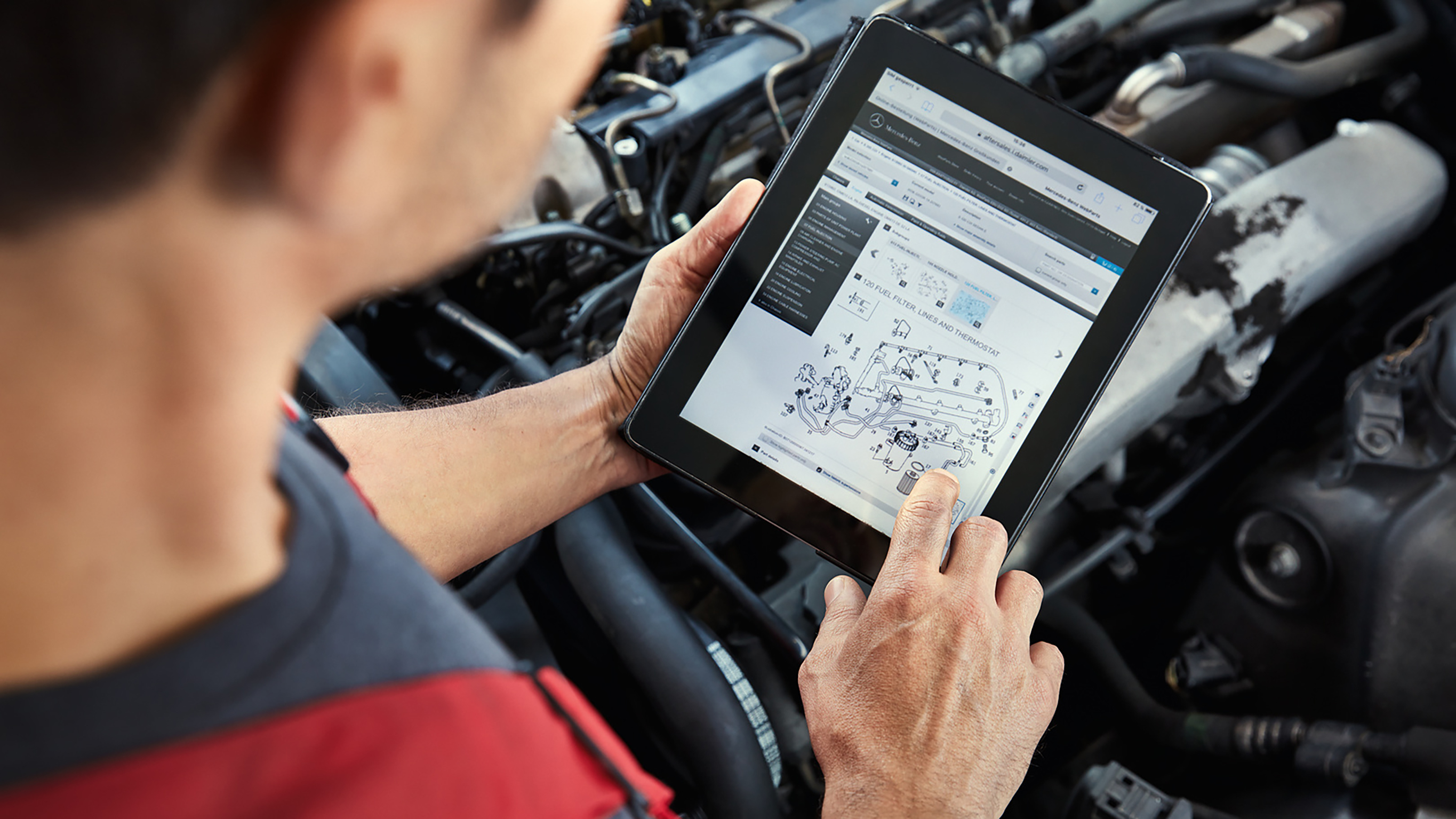 Revisão Declarada | Mercedes-Benz Um especialista da Mercedes-Benz realizando a manutenção em um automóvel.