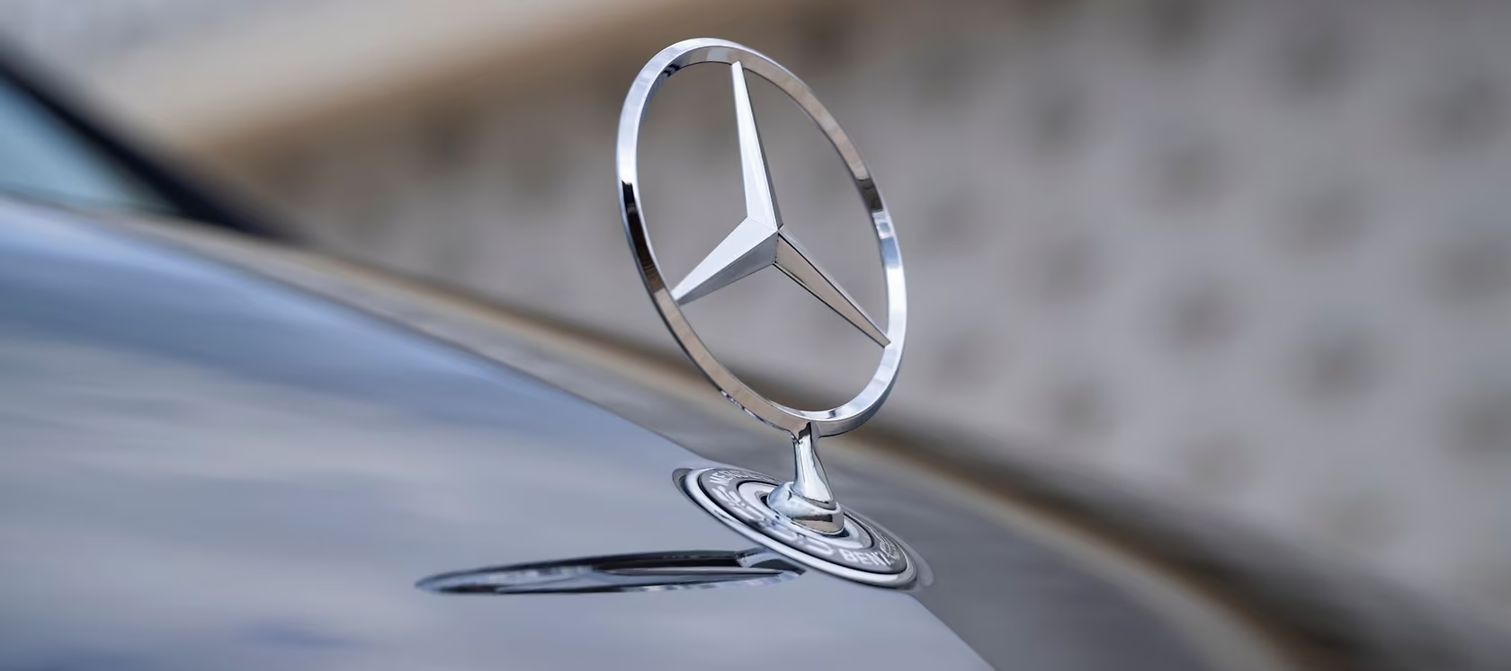 Mercedes-Benz | Sistema de Gestão Integrada Ornamento da Mercedes-Benz em um capô.