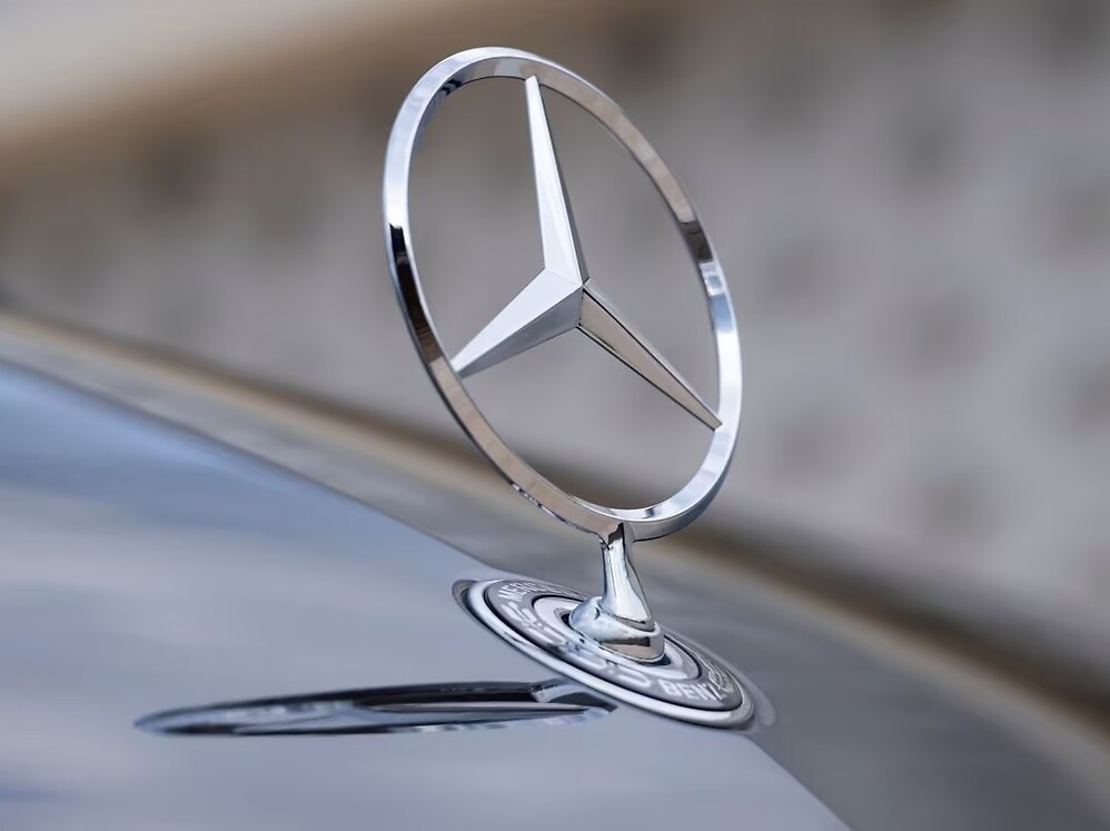 Ornamento da Mercedes-Benz em um capô.