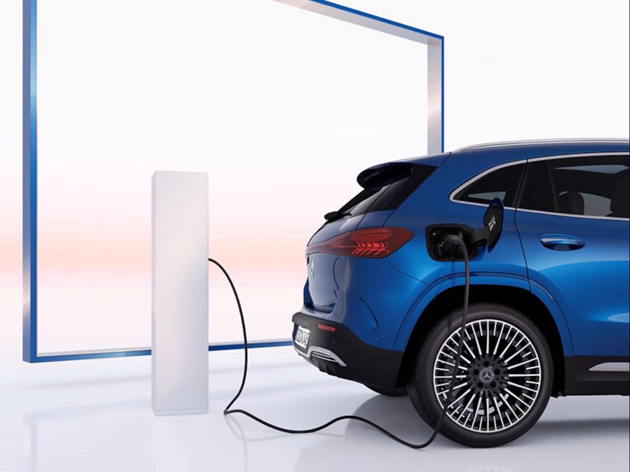 Uma estação da Rede de Carregamento Mercedes-Benz em uso. Mobilidade elétrica by Mercedes-Benz.