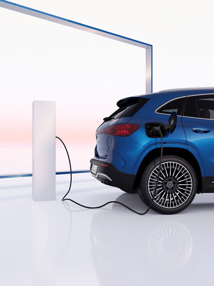 O carro elétrico EQA sendo recarregado em uma WallBox.