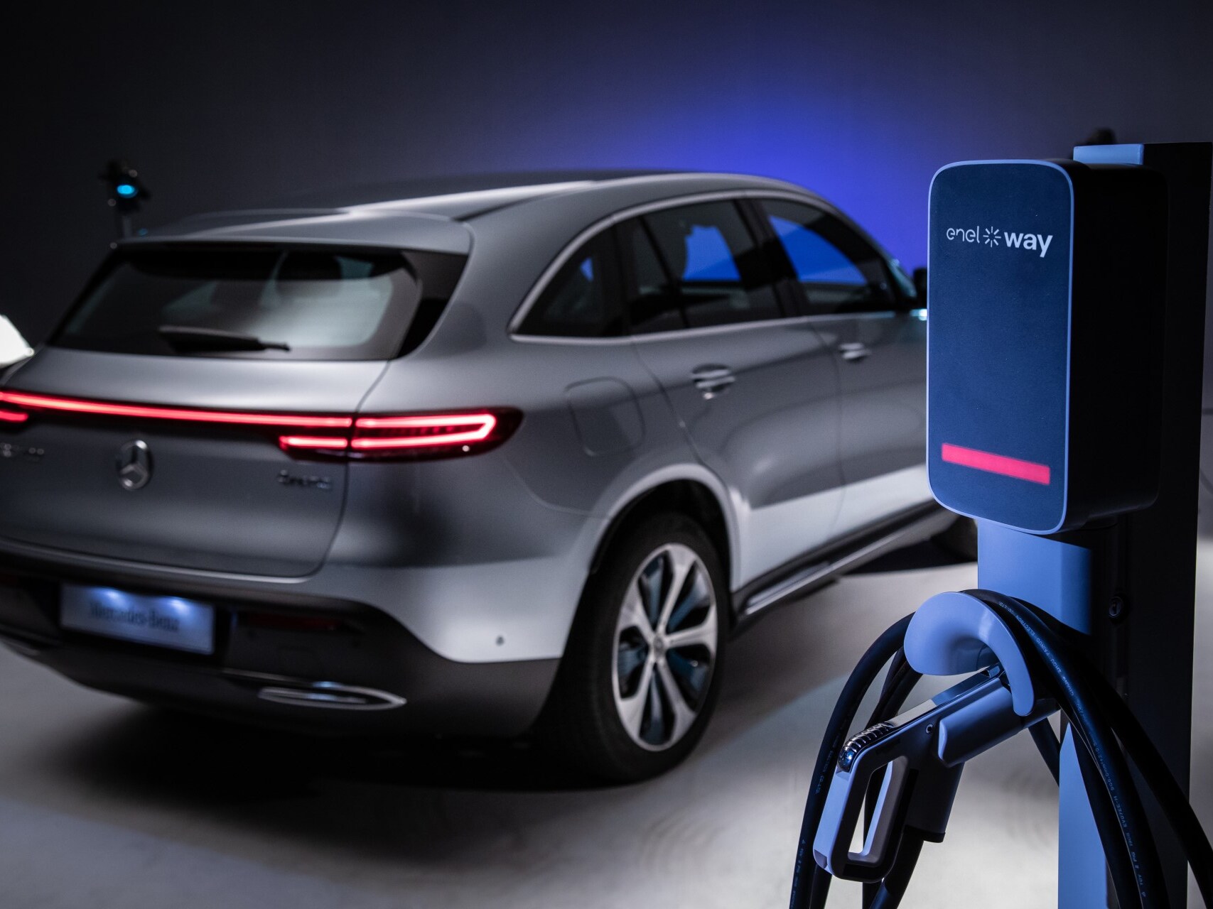 Um modelo Mercedes-EQ com a nova WayBox da Enel X Way