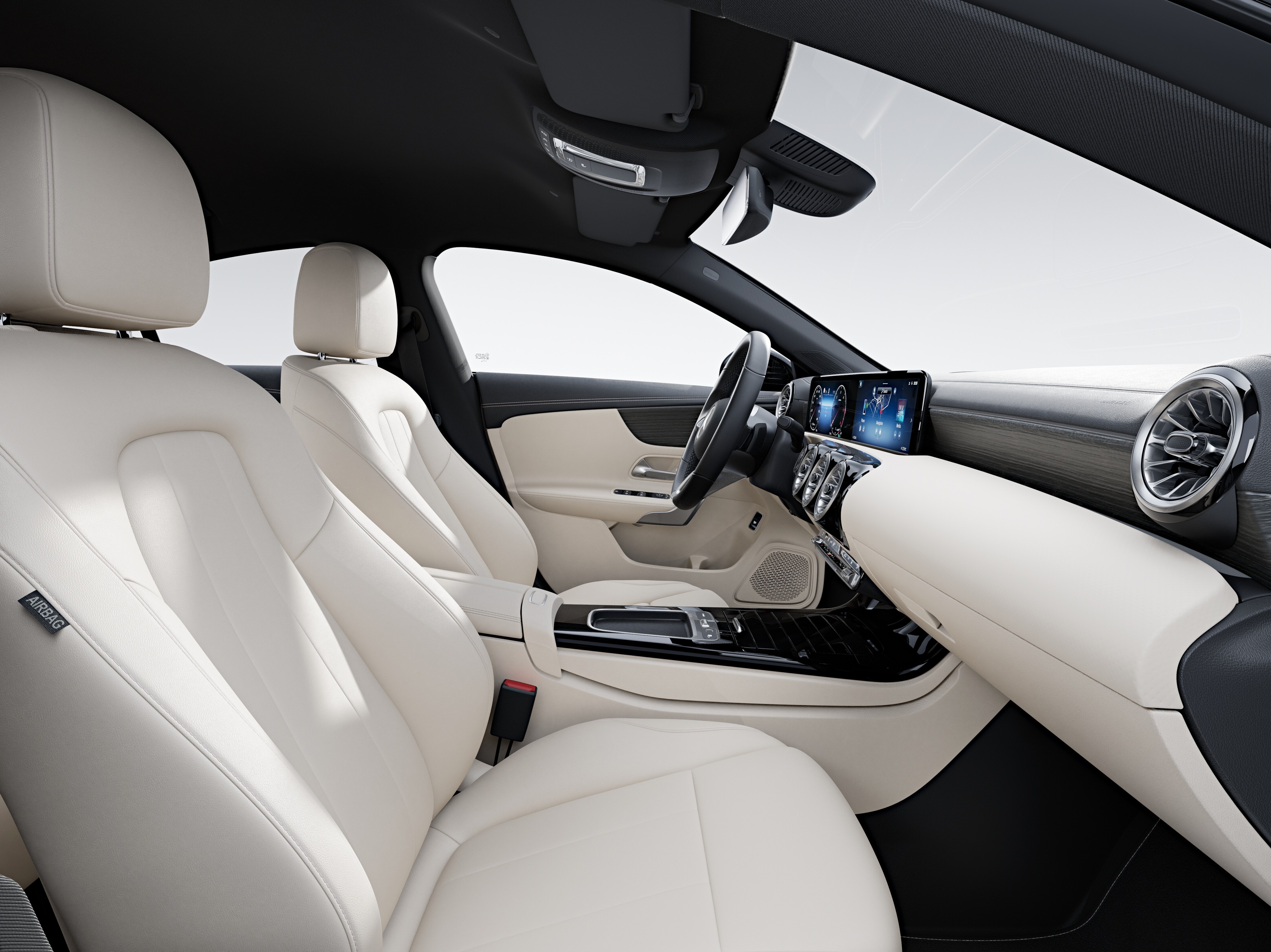 O novo Mercedes-Benz CLA Coupé com a linha de equipamento Progressive no compartimento interno do veículo.