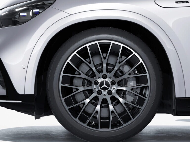 Rodas AMG de liga leve de 53,3 cm (21 polegadas) com raios cruzados, otimizadas aerodinamicamente, pintadas em preto fosco e com acabamento brilhante (RWQ).