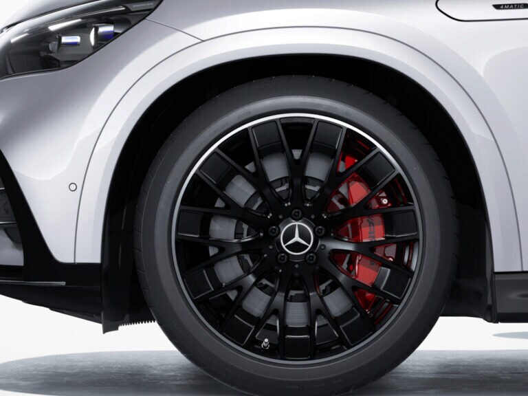Rodas AMG de liga leve de 53,3 cm com design de raios em "Y", otimizadas aerodinamicamente.