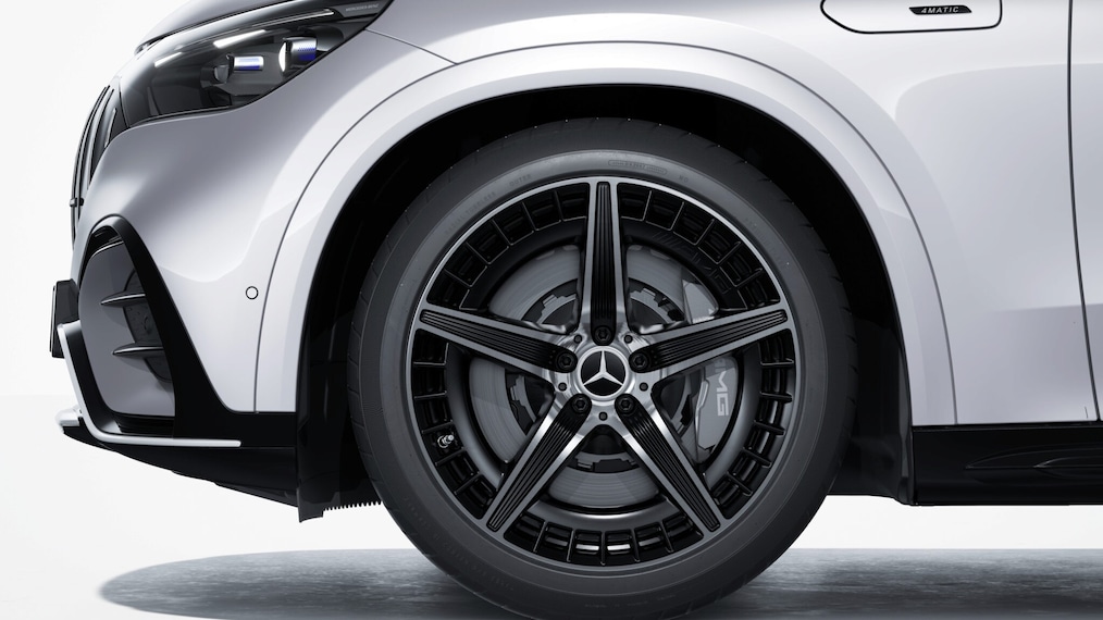 Vista detalhada de uma roda de liga leve AMG com o sistema de freios de material composto de cerâmica de alto desempenho AMG brilhando.