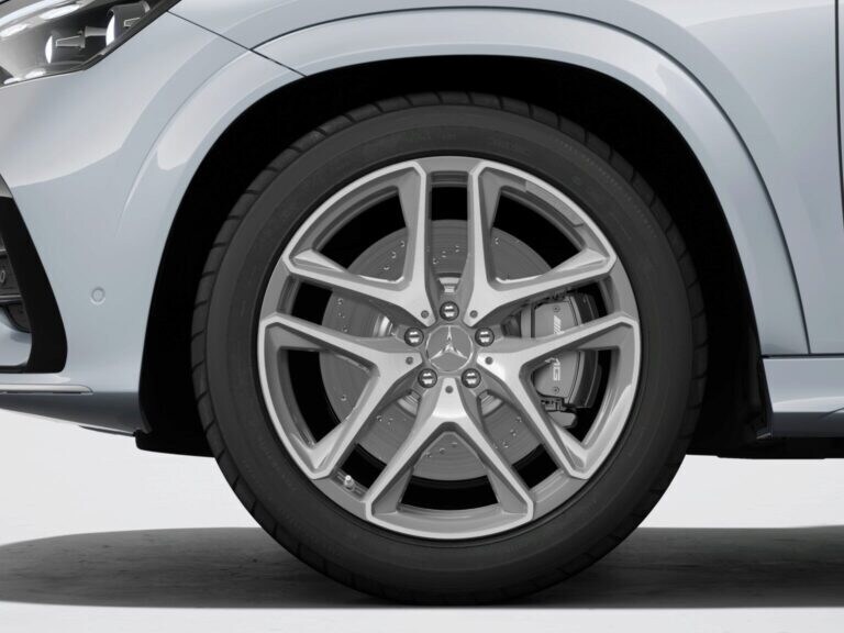 Rodas AMG de liga leve de 53.3 cm (21”) e 5 raios duplos para o novo Mercedes-AMG GLE.