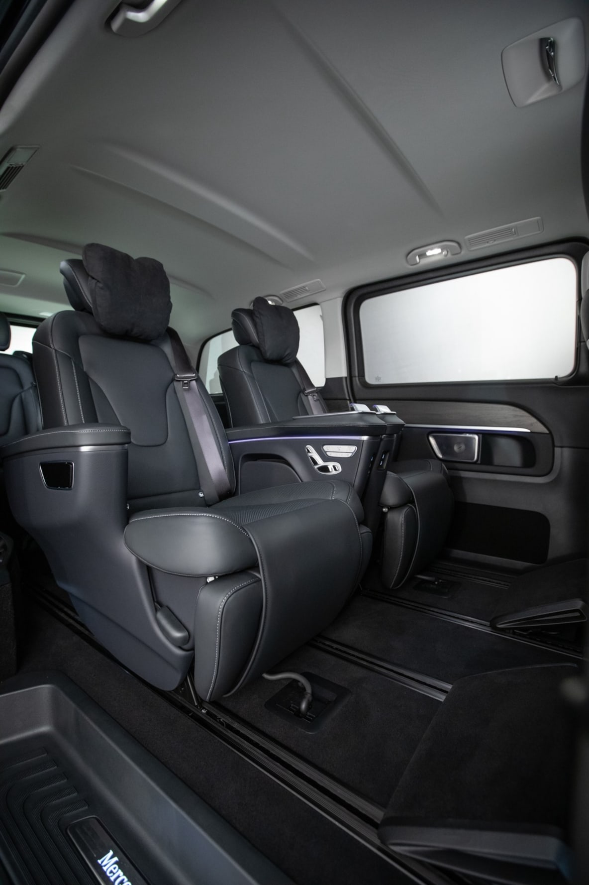 O compartimento de passageiros do Mercedes-Benz Classe V.
