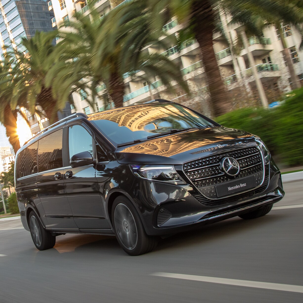 Um Classe V da Mercedes-Benz em visão frontal em uma rua.