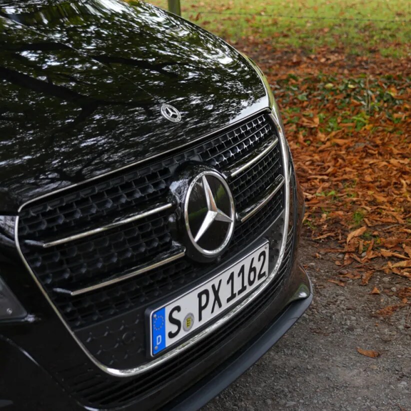 Um Classe V da Mercedes-Benz em visão frontal em uma rua.