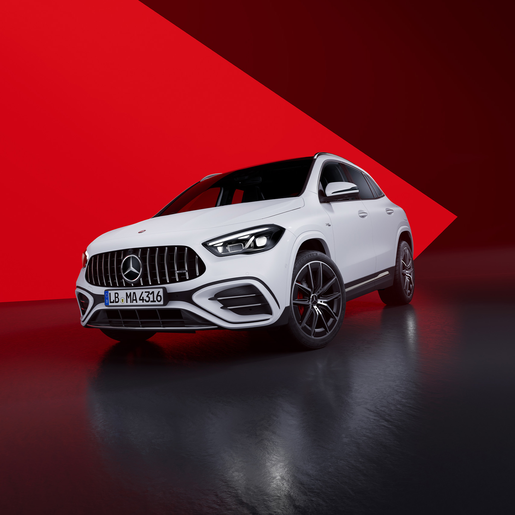 GLA 35 | Mercedes-AMG O GLA da Mercedes-AMG em fundo fantasia.