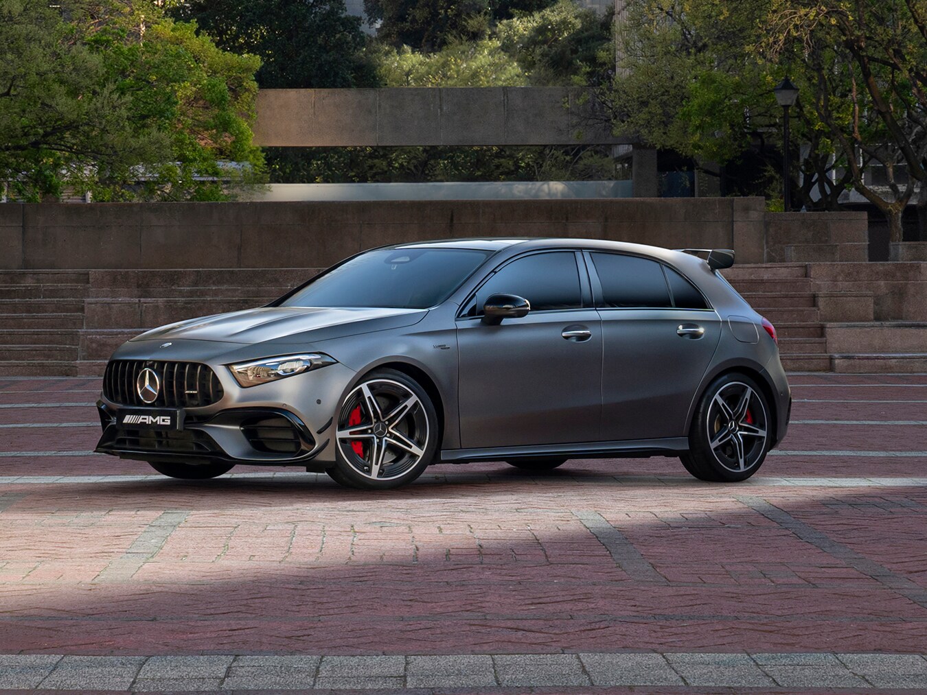 O Classe A Hatch da Mercedes-AMG em área externa.