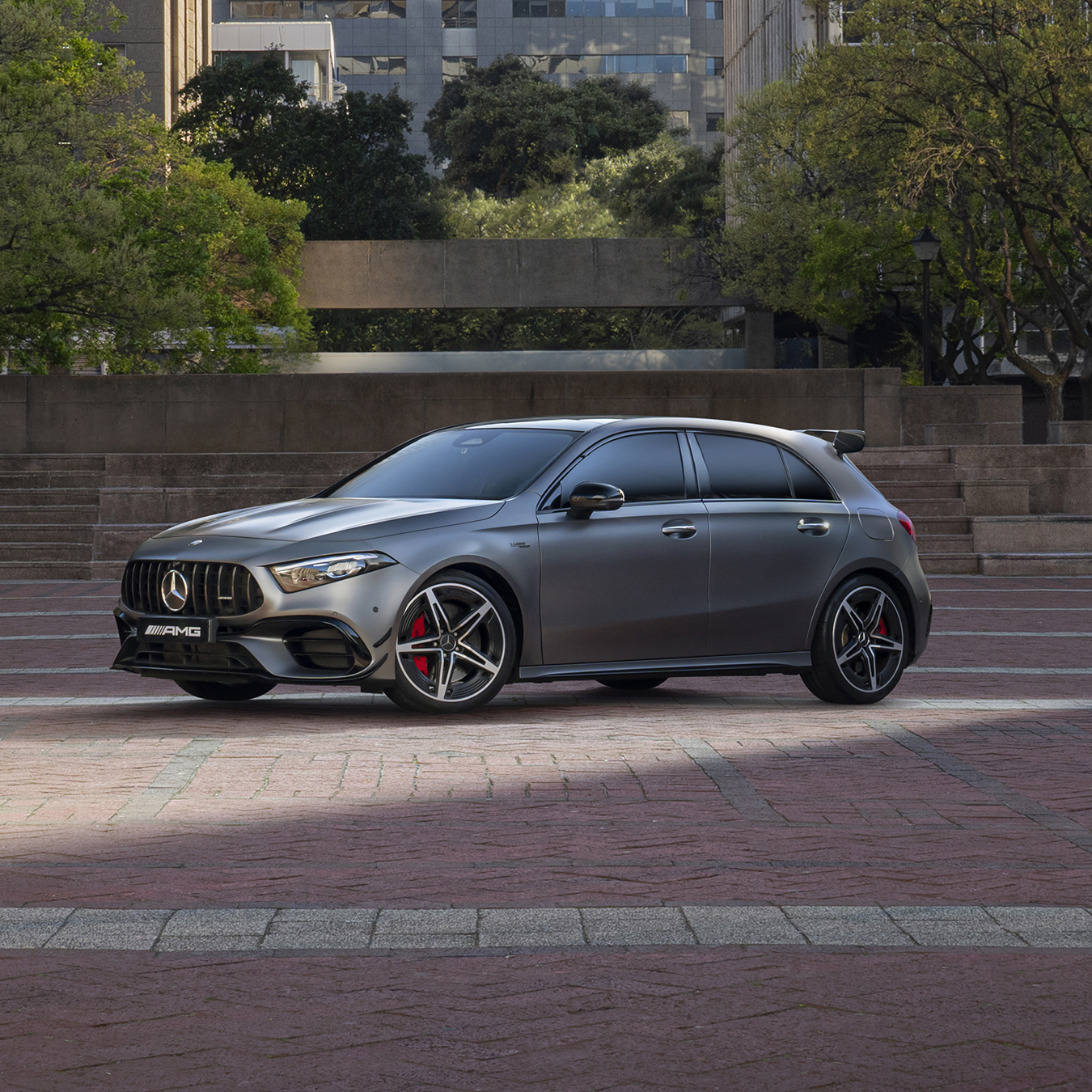 Classe A Hatch | Mercedes-AMG O Classe A Hatch da Mercedes-AMG em área externa.