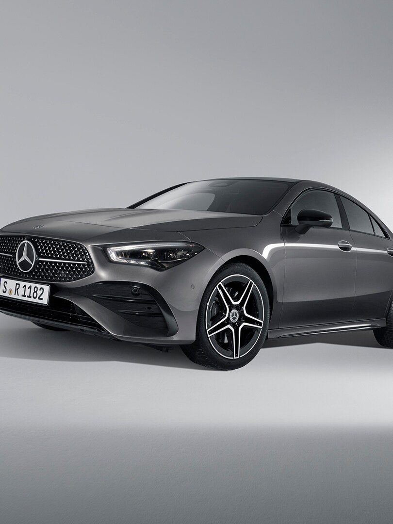 O CLA Coupé da Mercedes-Benz em um ambiente de estúdio.