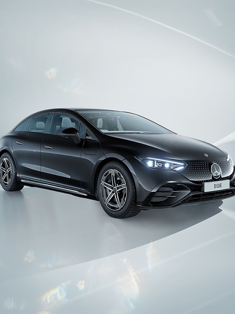 O EQE da Mercedes-Benz em visão diagonal com fundo ambientado.