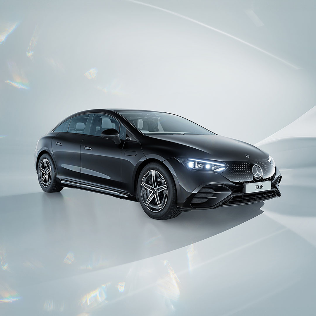 EQE | Mercedes-Benz O EQE da Mercedes-Benz em visão diagonal com fundo ambientado.