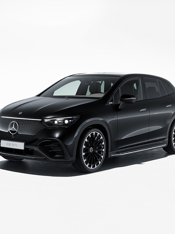 O EQE SUV da Mercedes-Benz em visão diagonal com fundo ambientado.