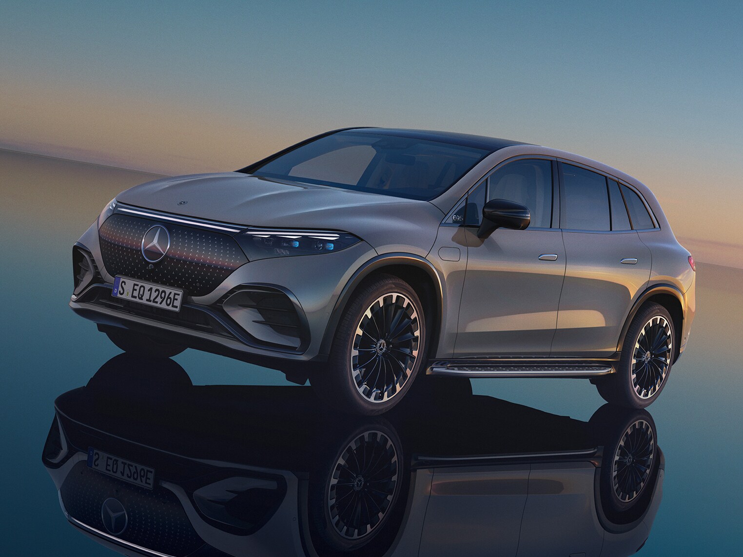 O EQS SUV da Mercedes-Benz em área externa.