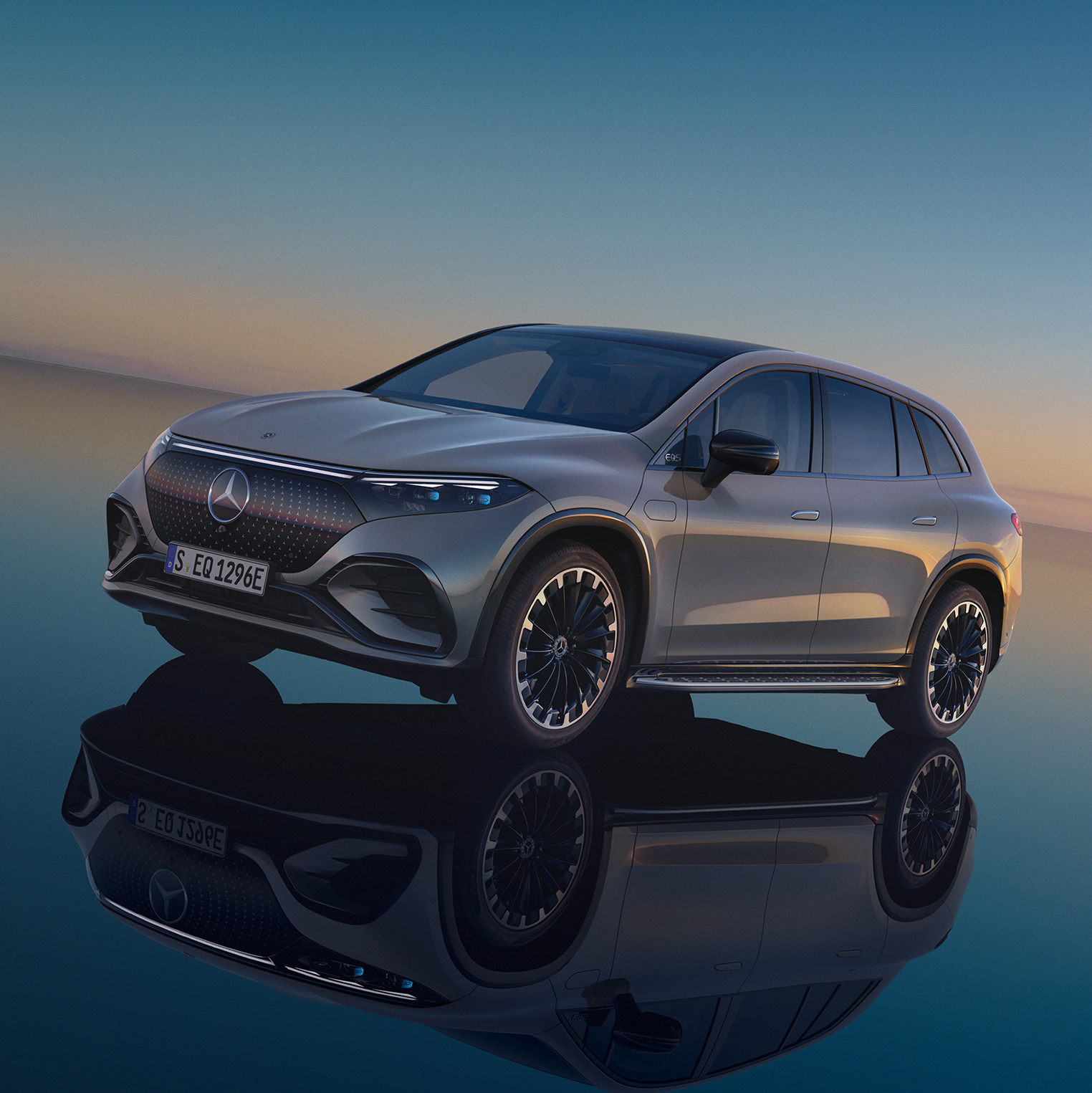 EQS SUV | Mercedes-Benz O EQS SUV da Mercedes-Benz em área externa.