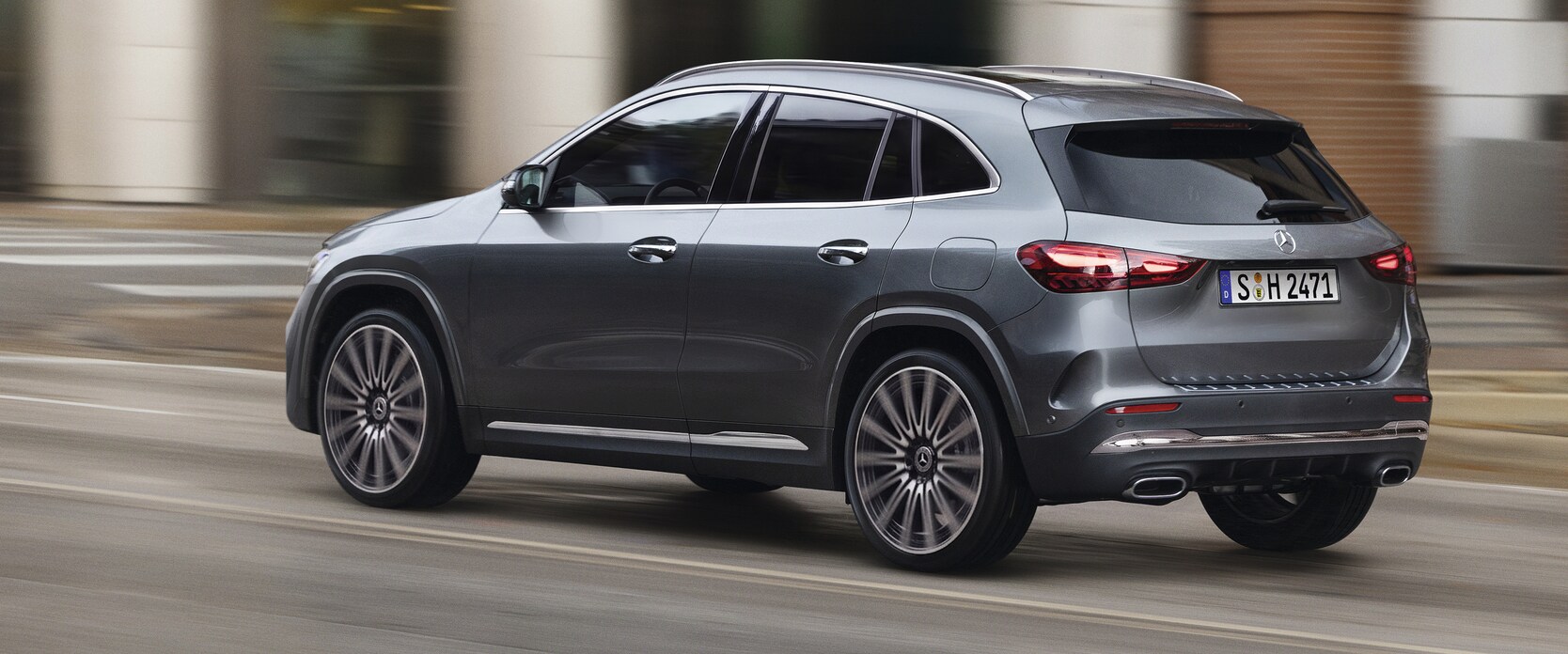 Um modelo GLA SUV da Mercedes-Benz em visão traseira.