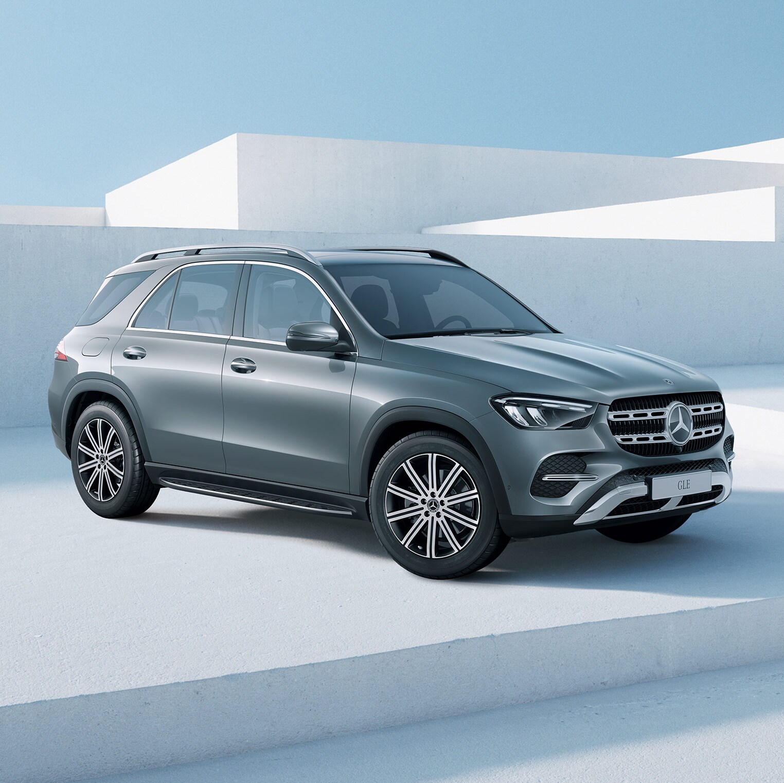 Três modelos de veículos SUVs Mercedes-Benz em um ambiente fantasia.