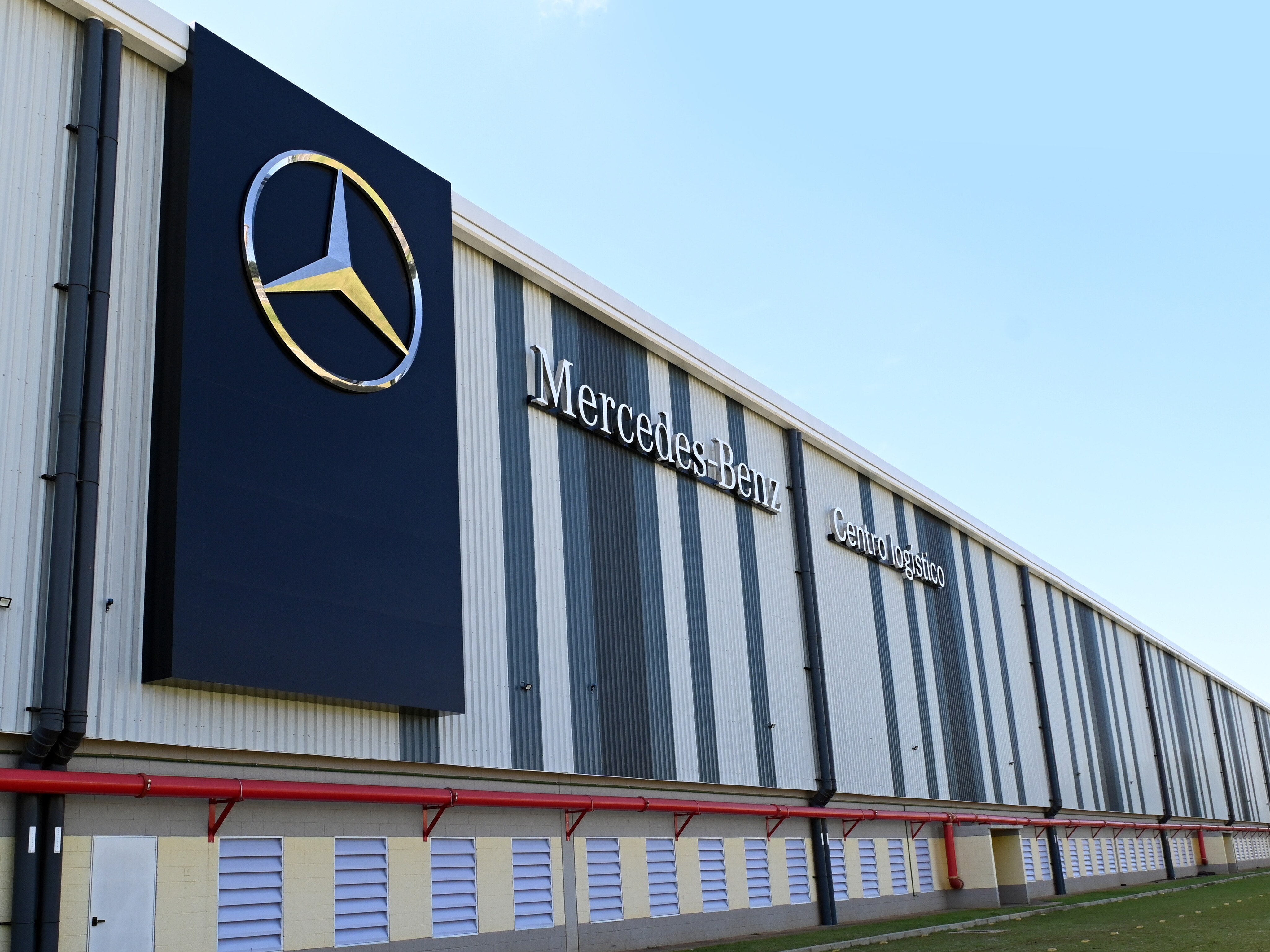 Um centro de logística da Mercedes-Benz.