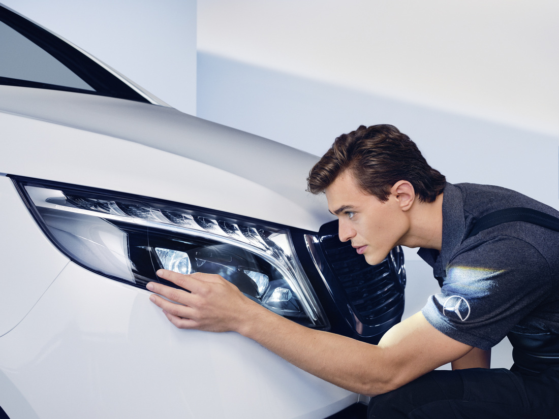 Mercedes-Benz: Small Repair Uma especialista da Mercedes-Benz fazendo a manutenção em um automóvel.