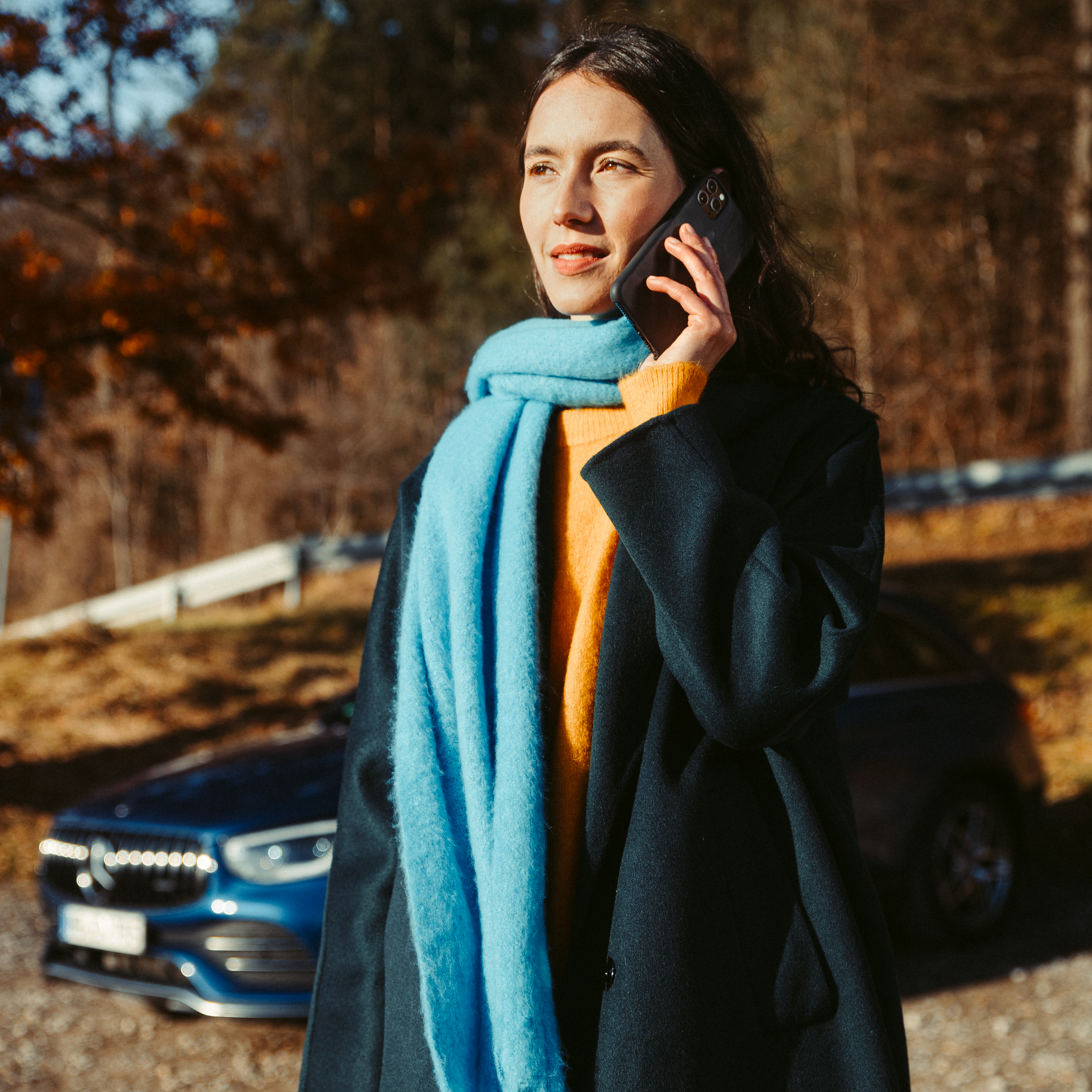 Mercedes-Benz: Small Repair Uma especialista da Mercedes-Benz fazendo a manutenção em um automóvel.