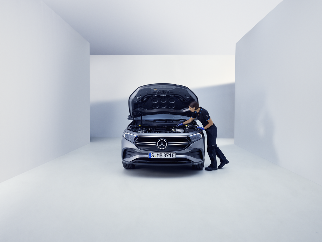 Mercedes-Benz: Contrato de manutenção Uma especialista da Mercedes-Benz fazendo a manutenção em um automóvel.