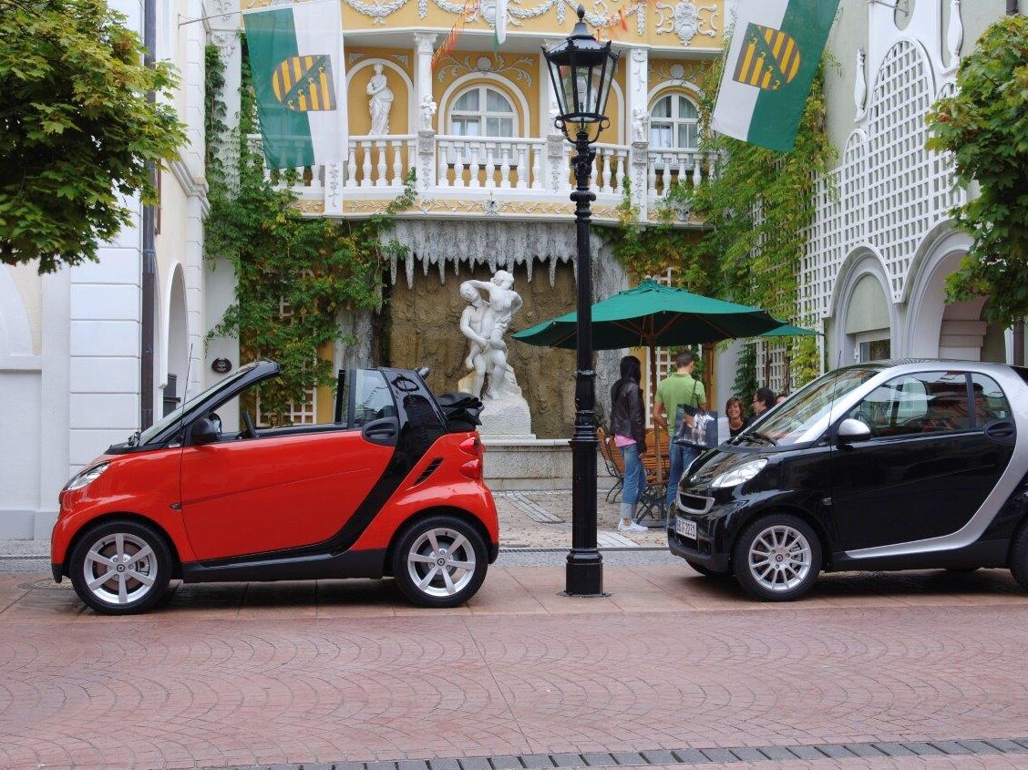 Dois modelos Smart em uma cidade.