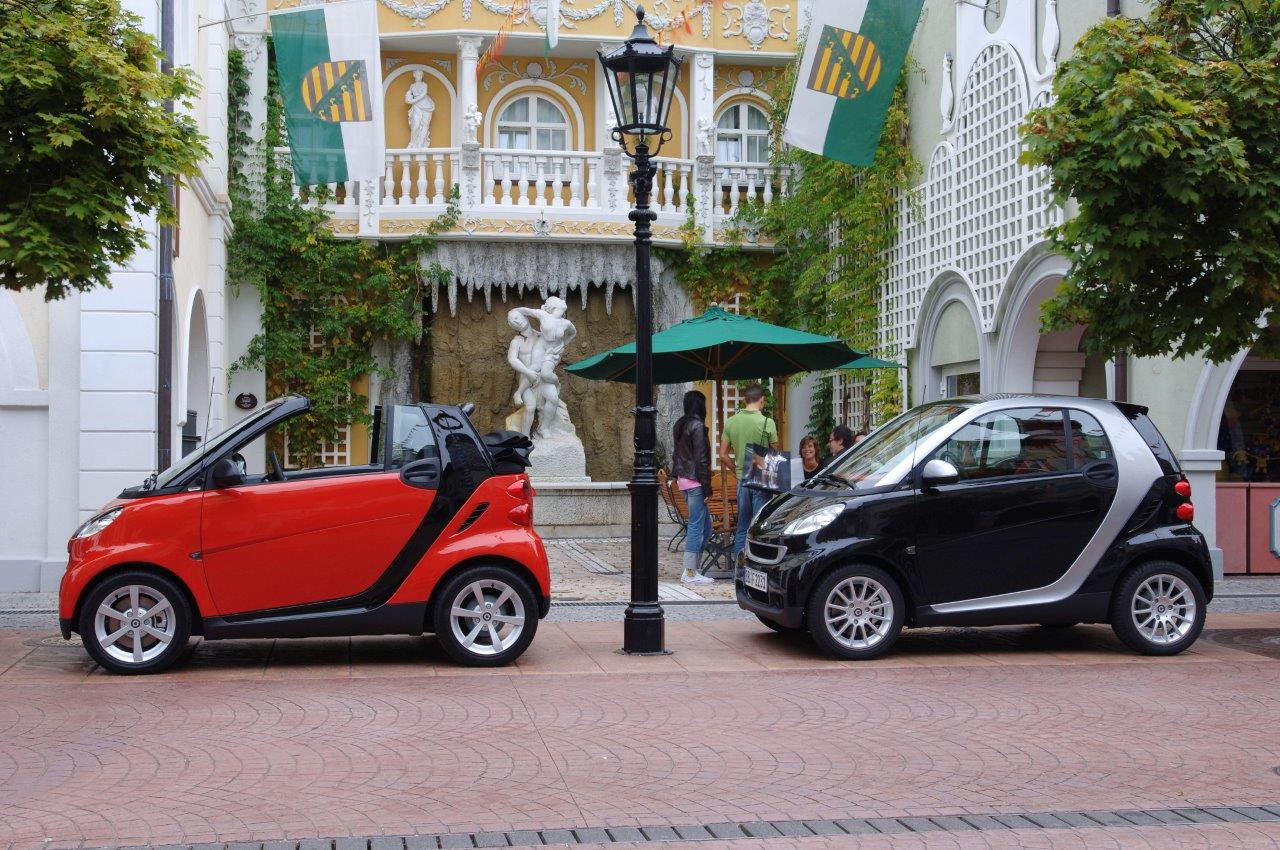 Mercedes-Benz: Smart Dois modelos Smart em uma cidade.