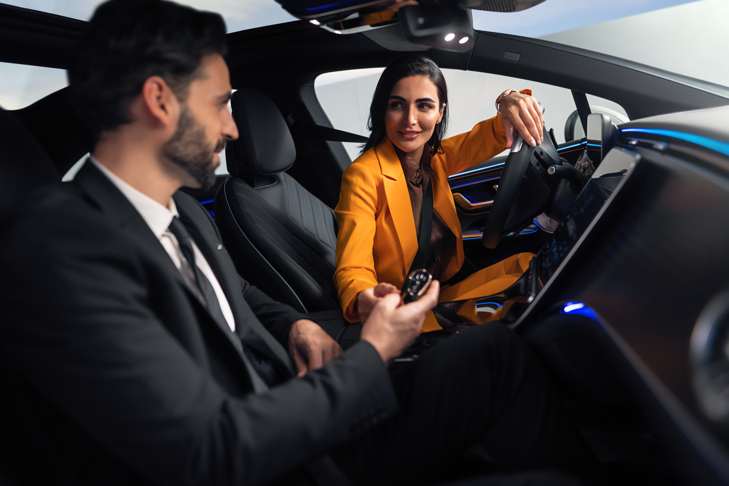 Leasing e Financiamento | Serviços Financeiros | Mercedes-Benz Homem e mulher no banco dianteiro de um Mercedes-Benz.