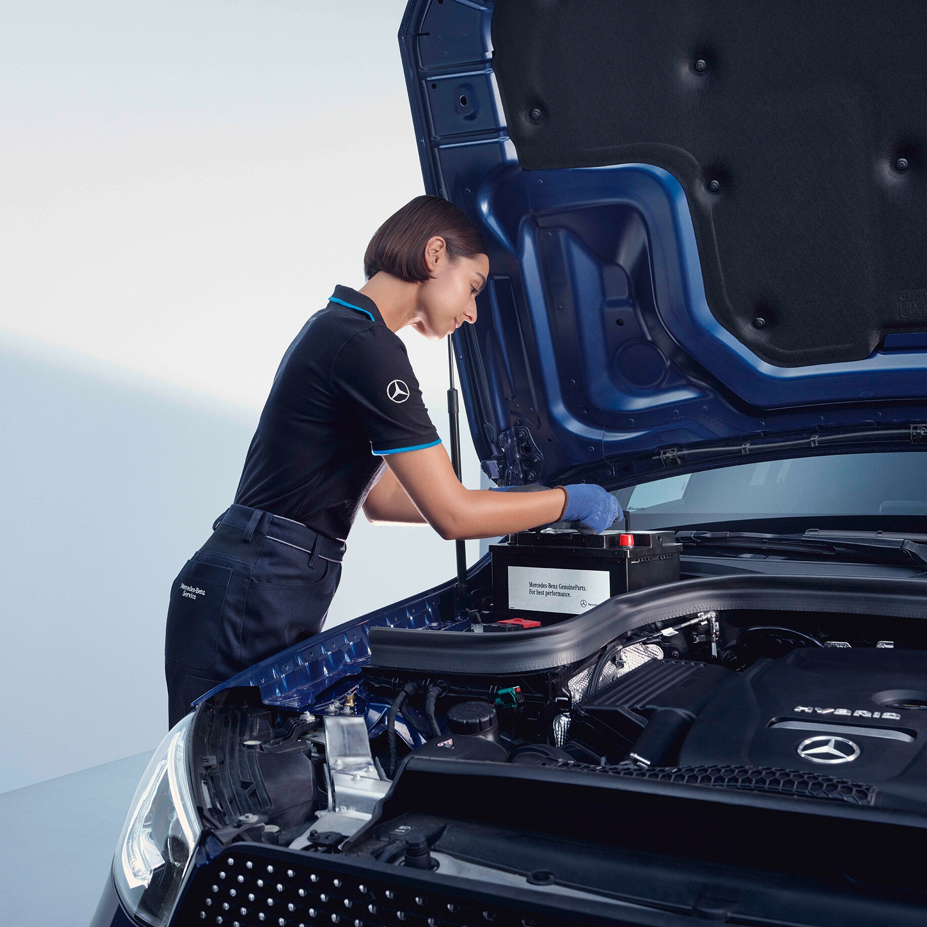 Um técnico da Mercedes-Benz verifica a bateria.