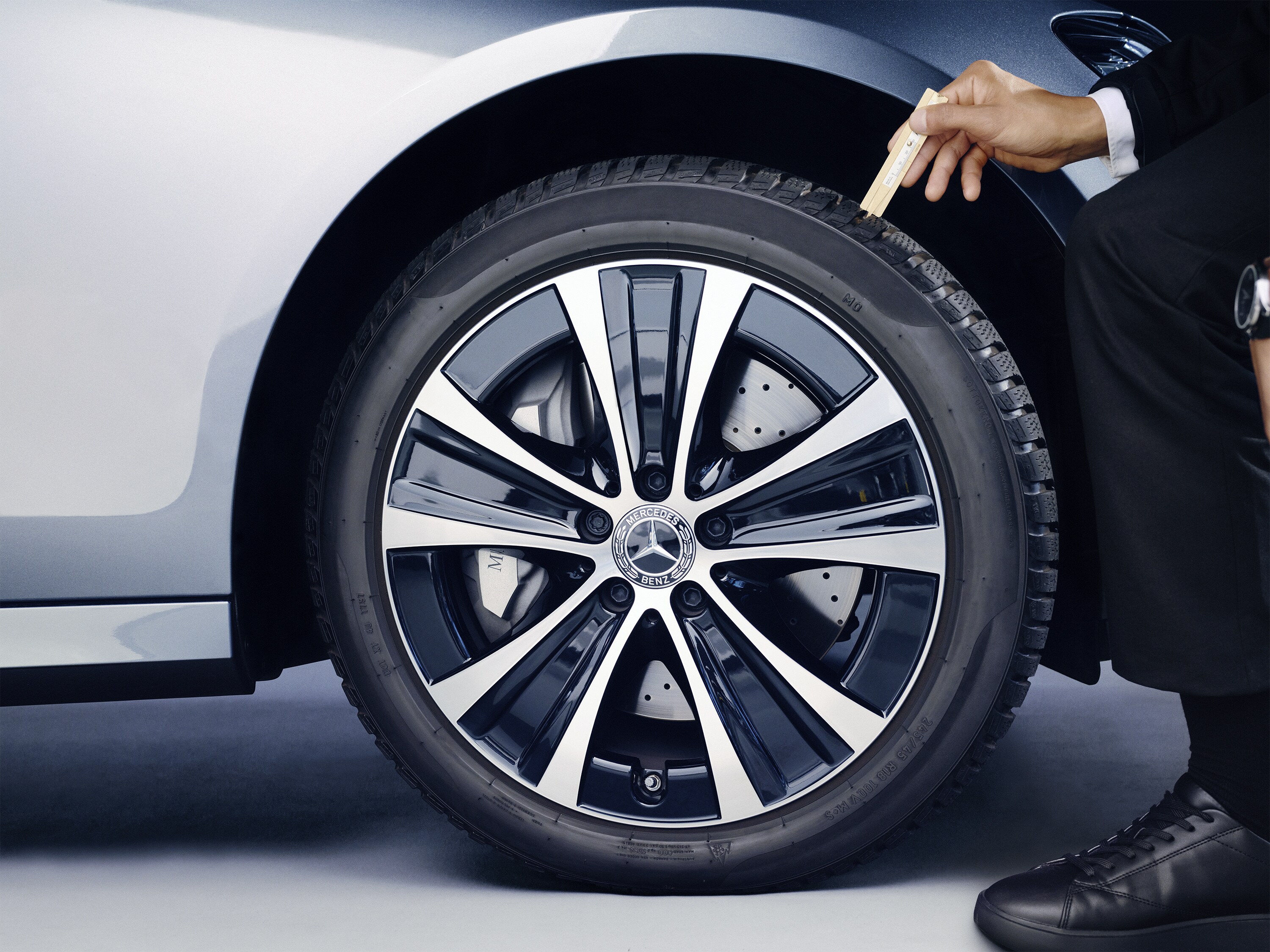 Um mecânico da Mercedes-Benz realiza uma verificação do pneu.