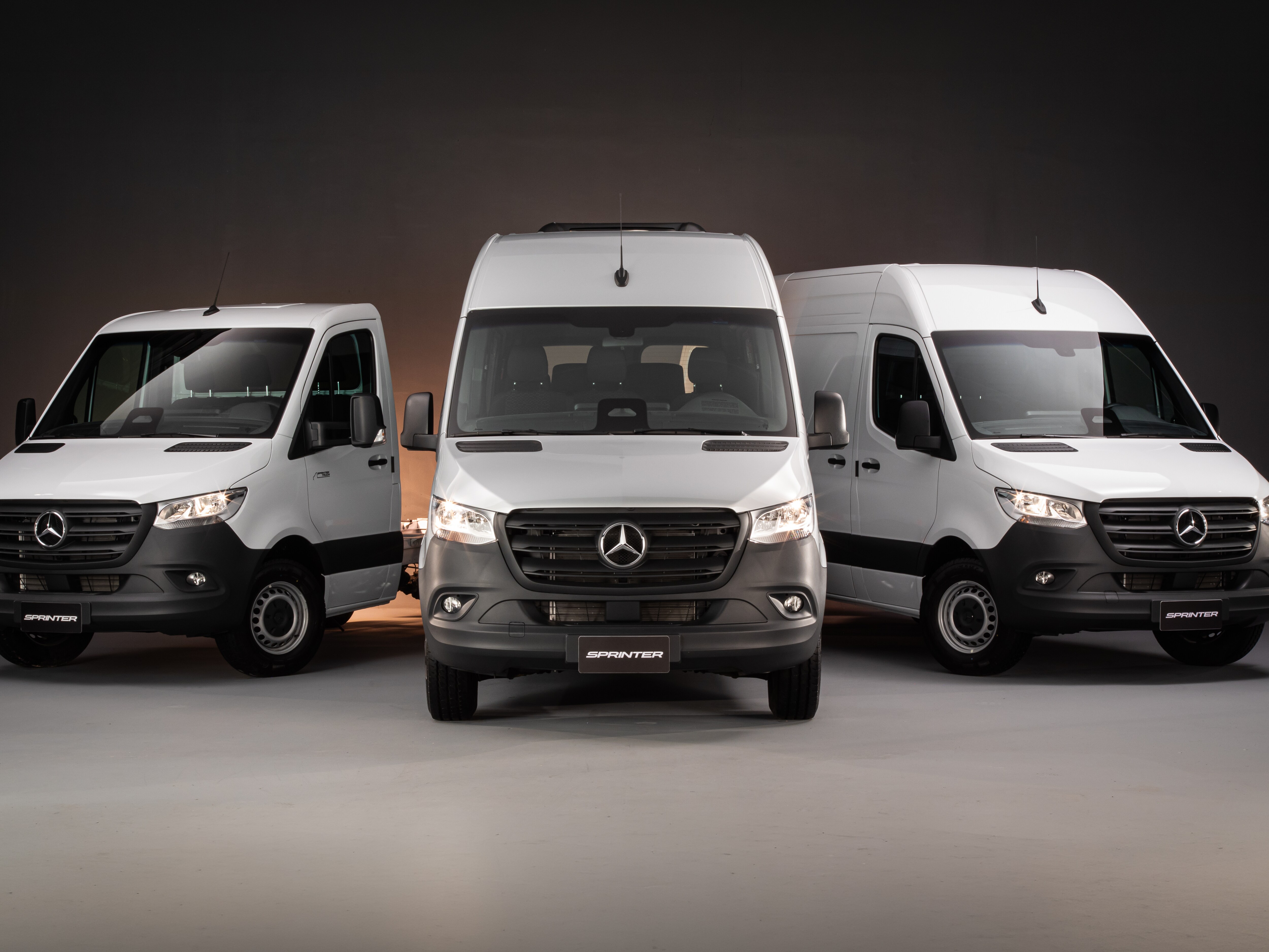 Detalhes do motor de uma van Sprinter.