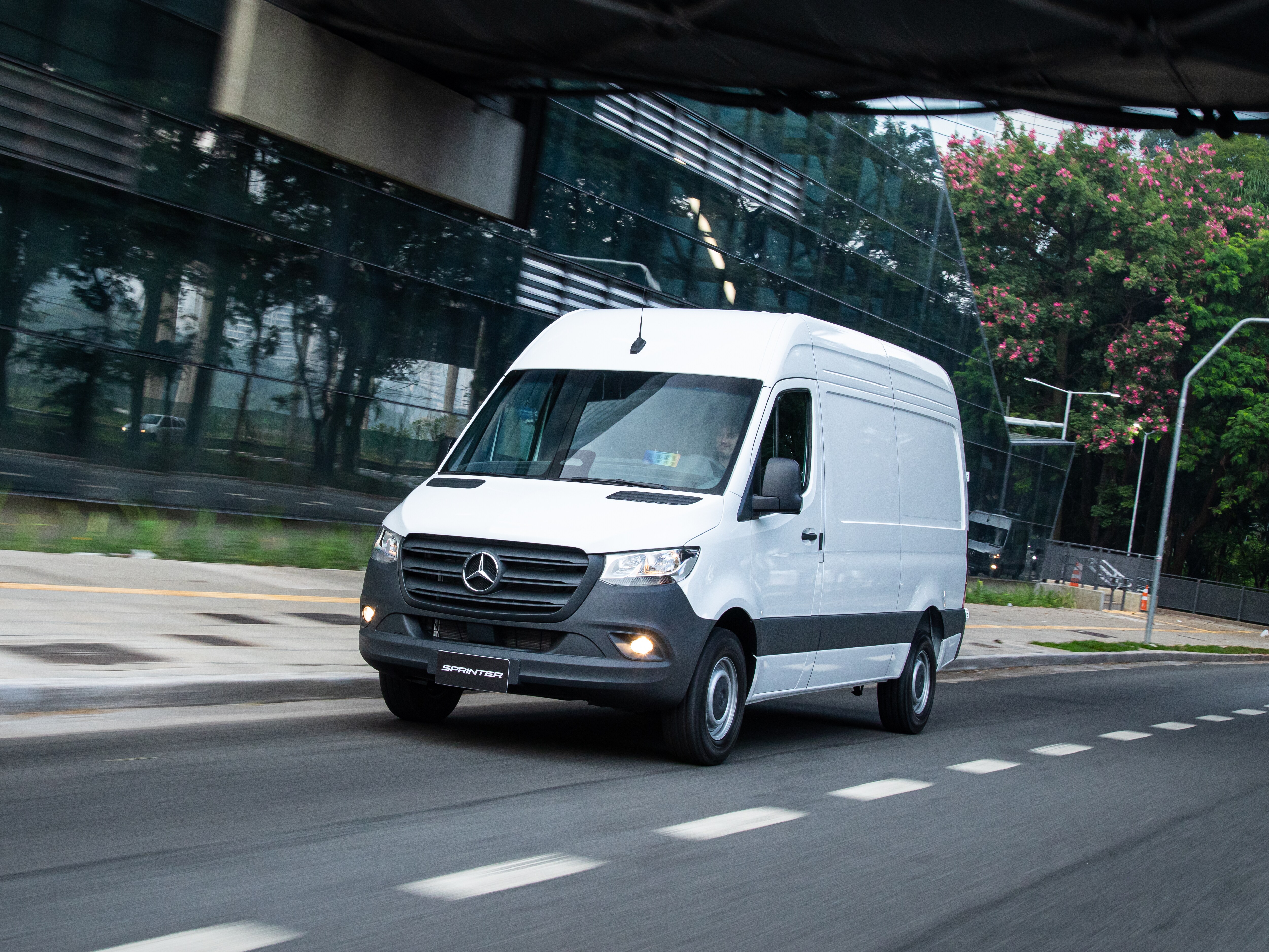 Uma Sprinter Furgão Automática em uma rua na cidade.