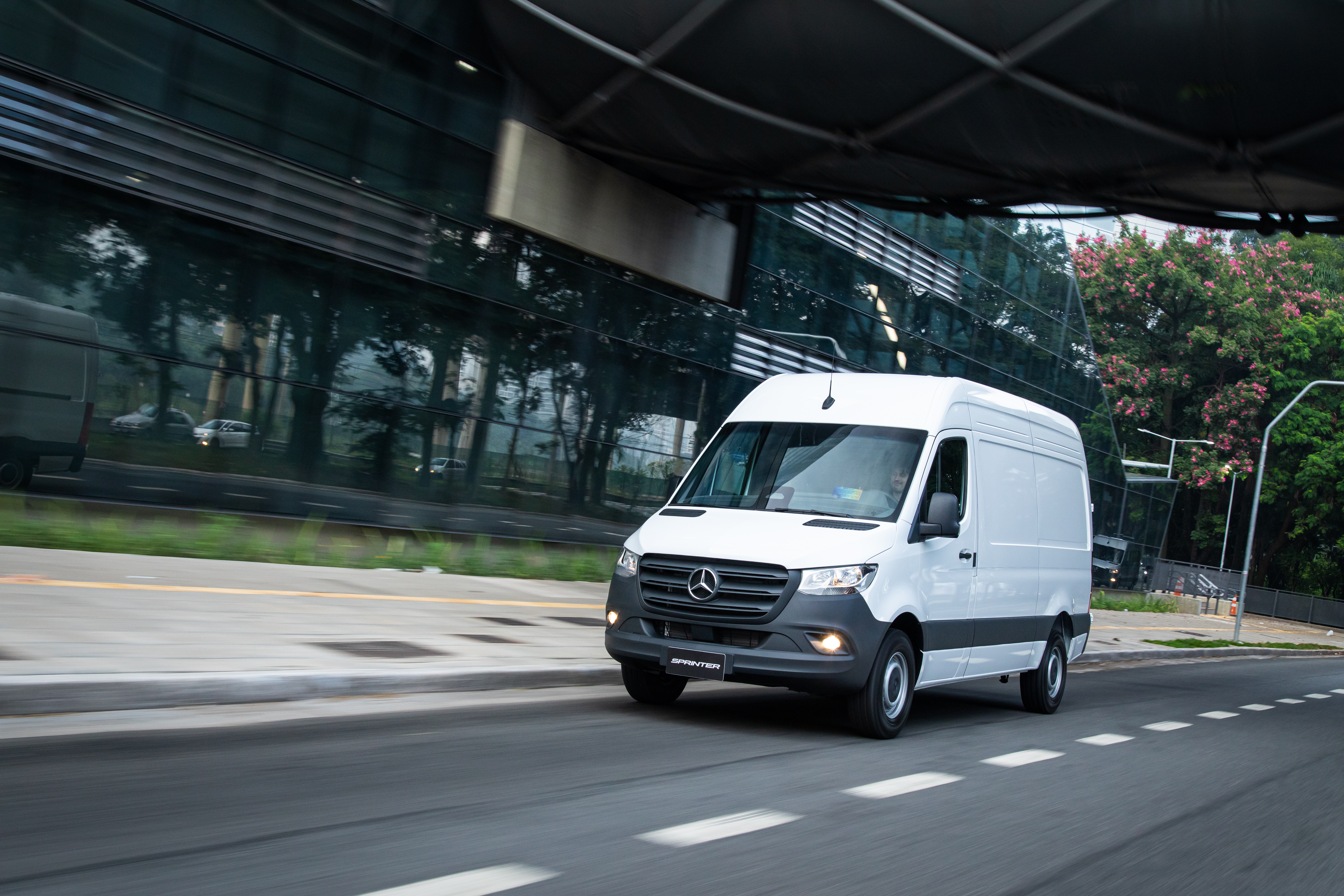 Transmissão 9G Tronic | Mercedes-Benz Vans Uma Sprinter Furgão Automática em uma rua na cidade.