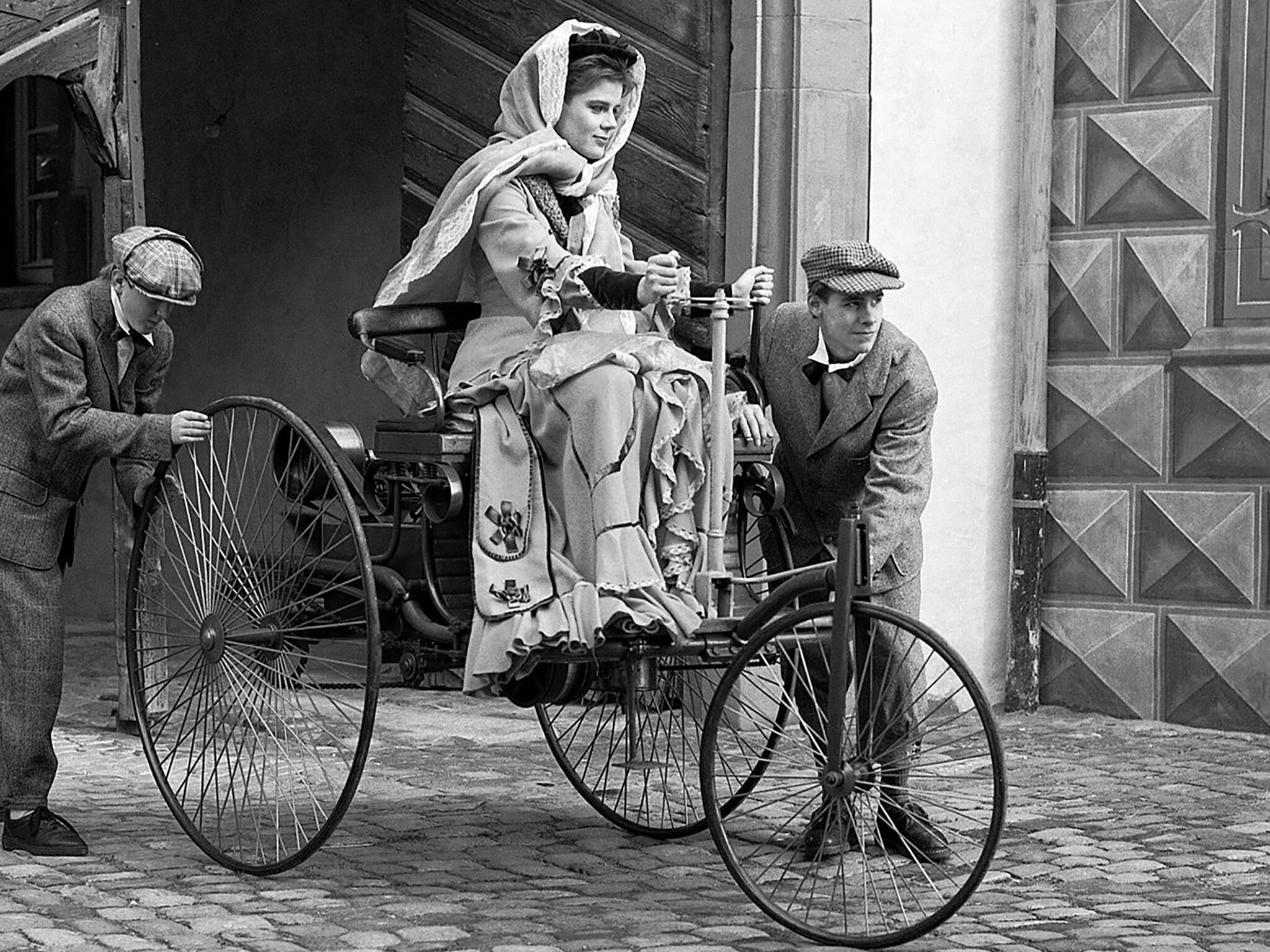 O primeiro carro a combustão.