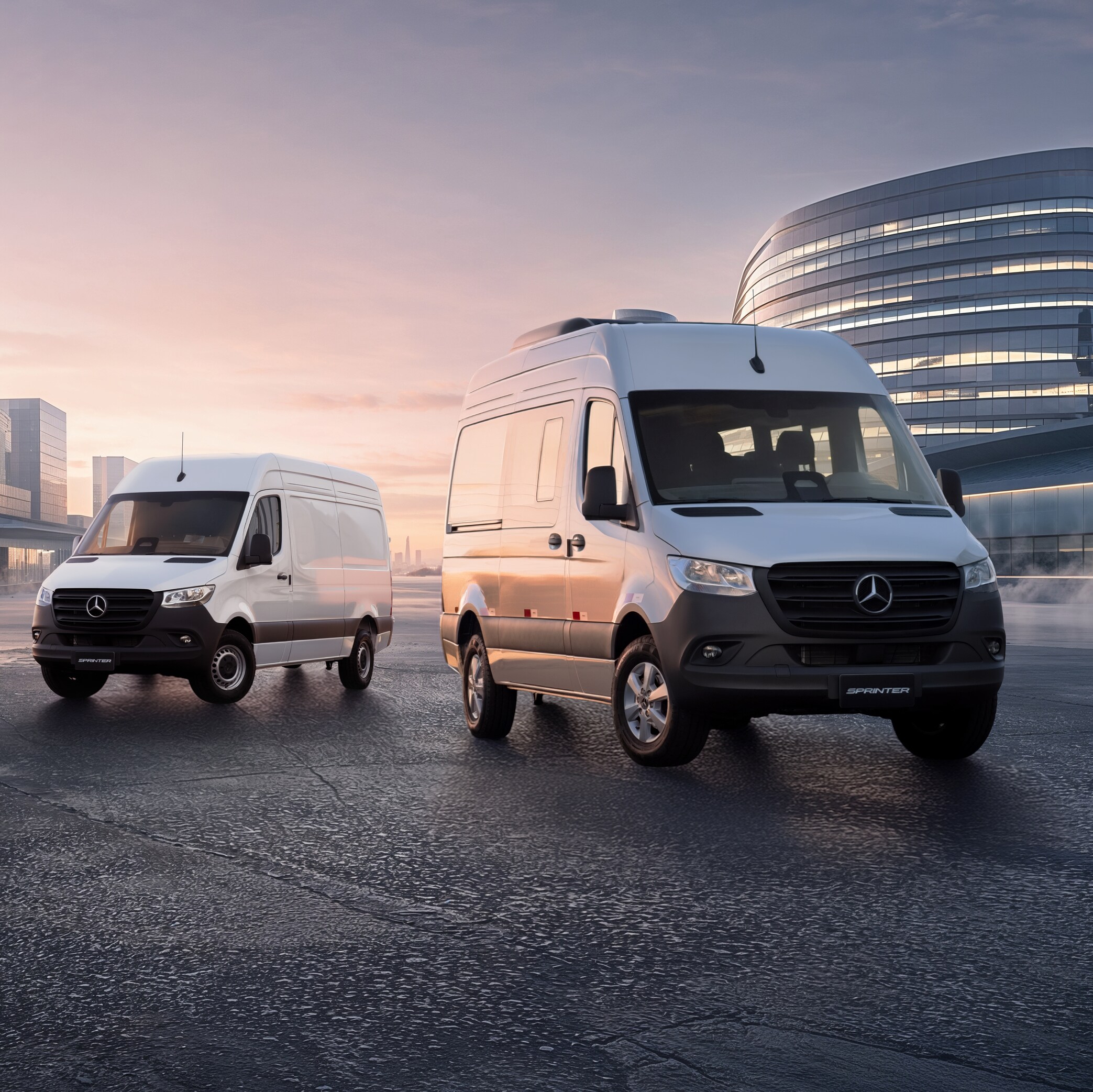 Três modelos Mercedes-Benz Sprinter em um ambiente externo.
