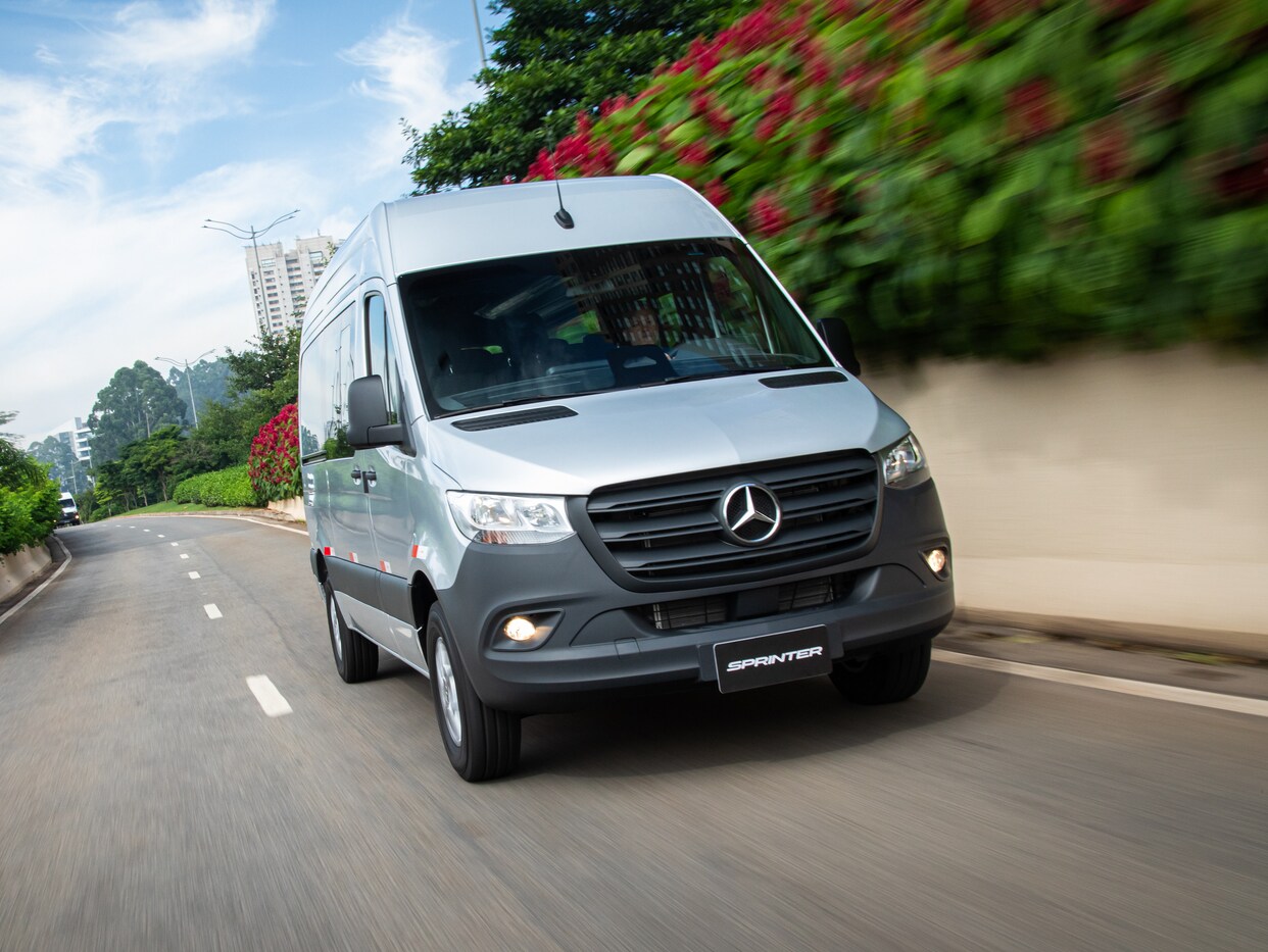 Uma van Sprinter em uma estrada.