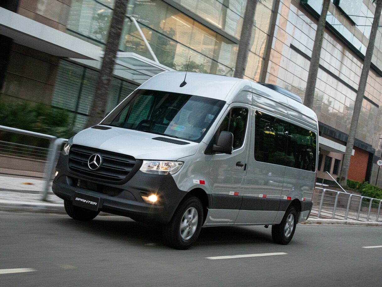 Uma Sprinter Van Passageiro com câmbio automático em uma rua.