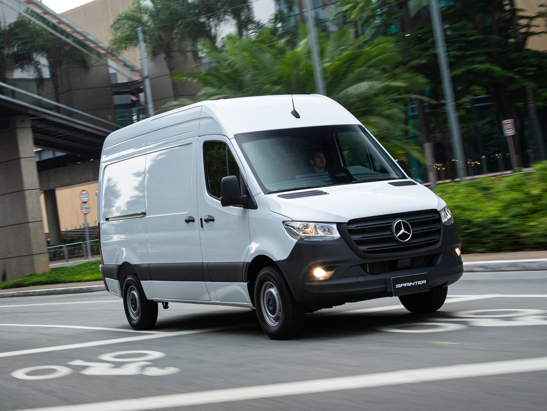 Uma Sprinter Furgão com câmbio automático em uma rua.