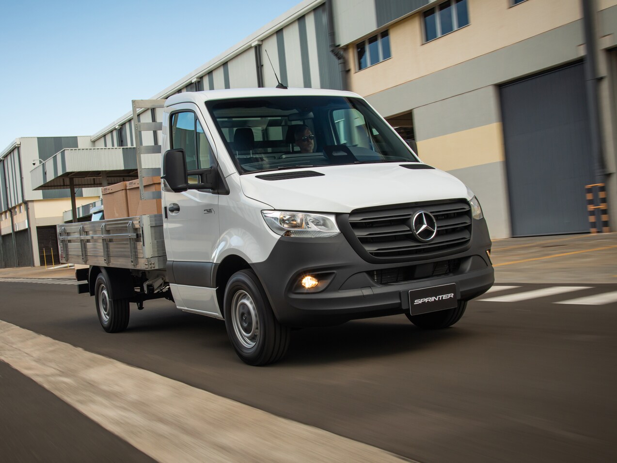 Uma Sprinter Truck com câmbio automático em uma rua.