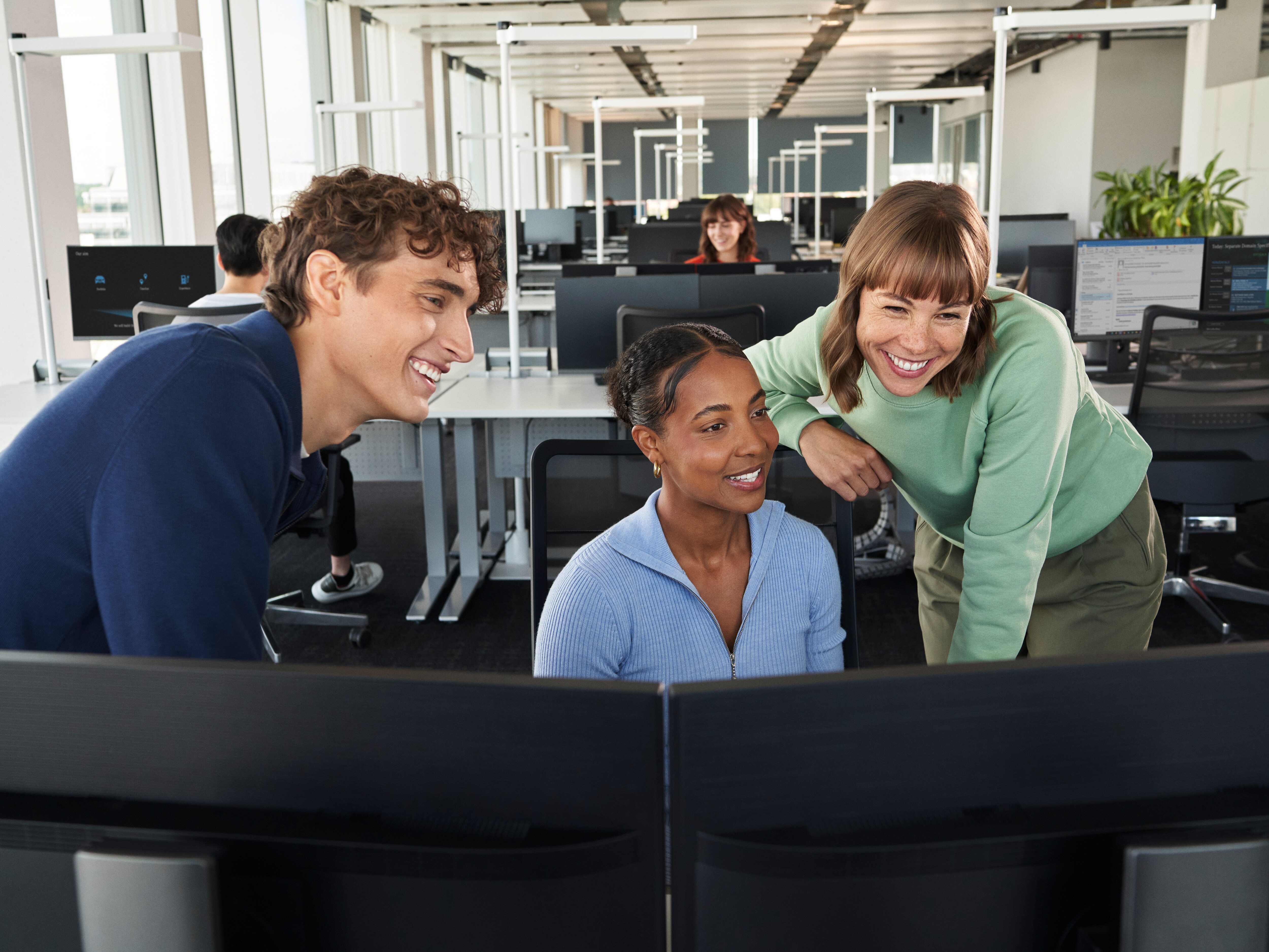Três jovens trabalhando em uma filial Mercedes-Benz.
