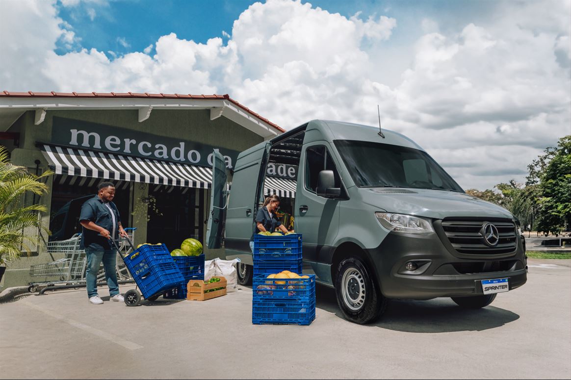 Sprinter Furgão - Mercedes-Benz Um modelo Sprinter Furgão da Mercedes-Benz modificada para entrega de cargas.