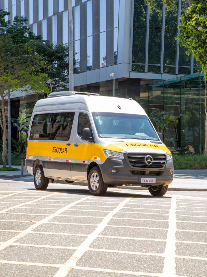 Um modelo Sprinter Furgão Vidrado em segmentos especiais